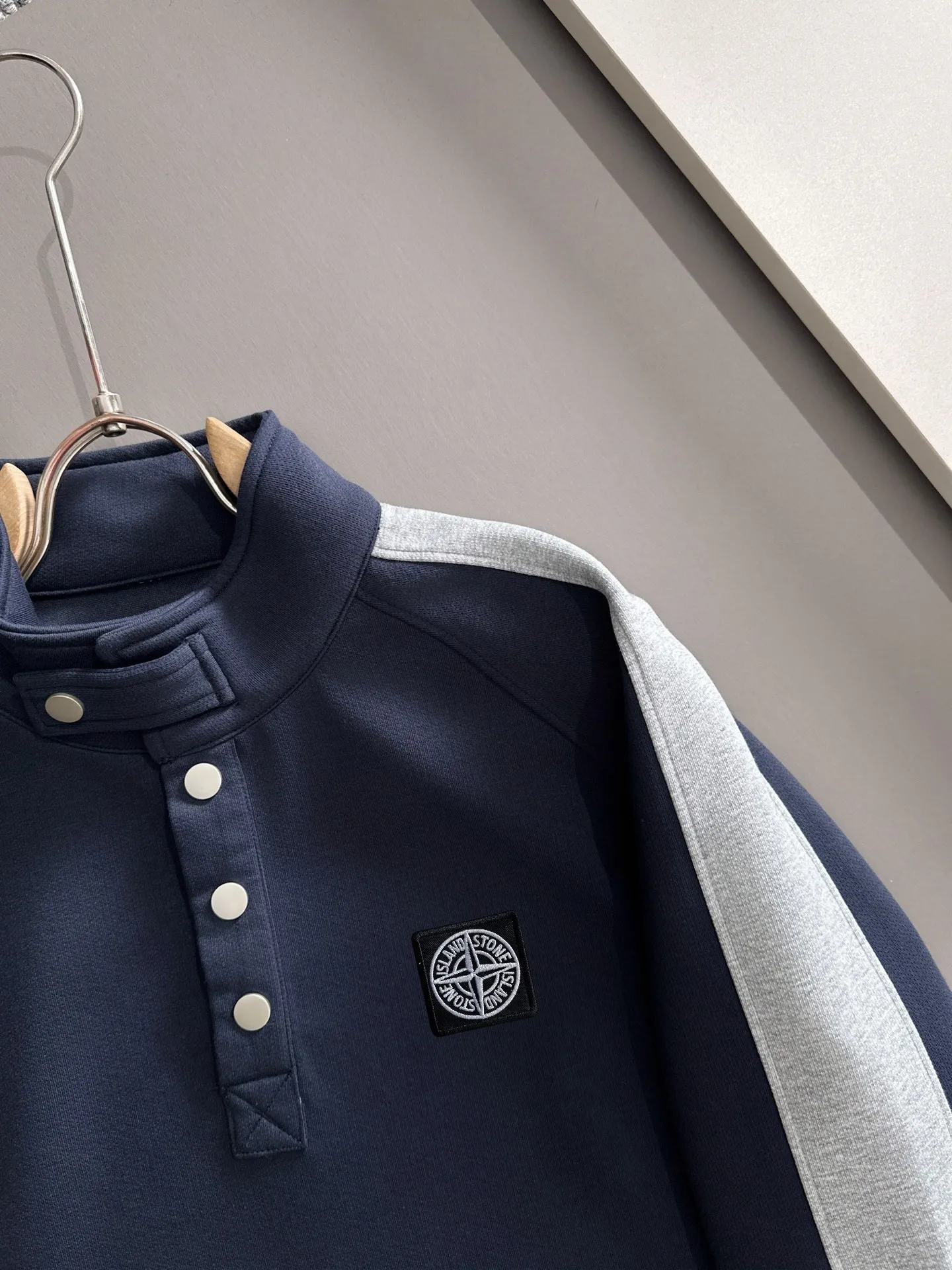 P360 Shitou Daojia's first release of 25ss autumn and winter new lapel sweatshirt long-sleeved men and women. Many celebrities share the same style. Craftsmanship that ordinary small workshops cannot copy. We are not afraid of any challenges in terms of materials, detail restoration and craftsmanship, just to provide you with wonderful products. Compare the top original versions at will. No expense is spared just to do better. Unique imported fabric feel. Purely imported German machine production. Precision operation. Thousands of needles density. Full set of new accessories with three standards for simultaneous customization. The upper body is versatile and fashionable. A perfect choice for autumn and winter. A must-have item. Size chart: m-4XL (Please state your height and weight when placing an order.